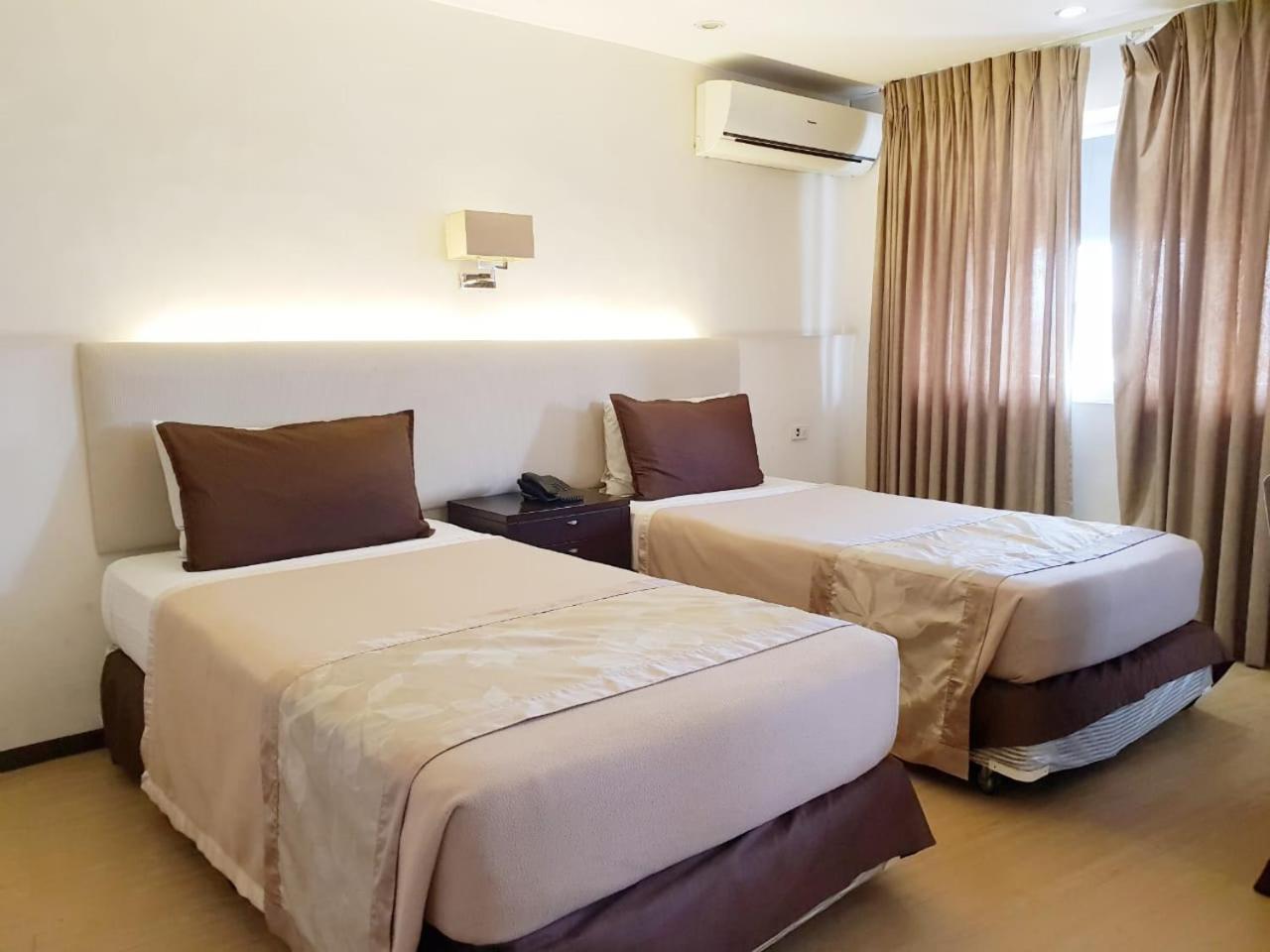 Imperial Palace Suites Quezon City Exterior foto